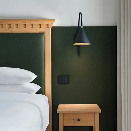 Four Points Sheraton Готель 4*